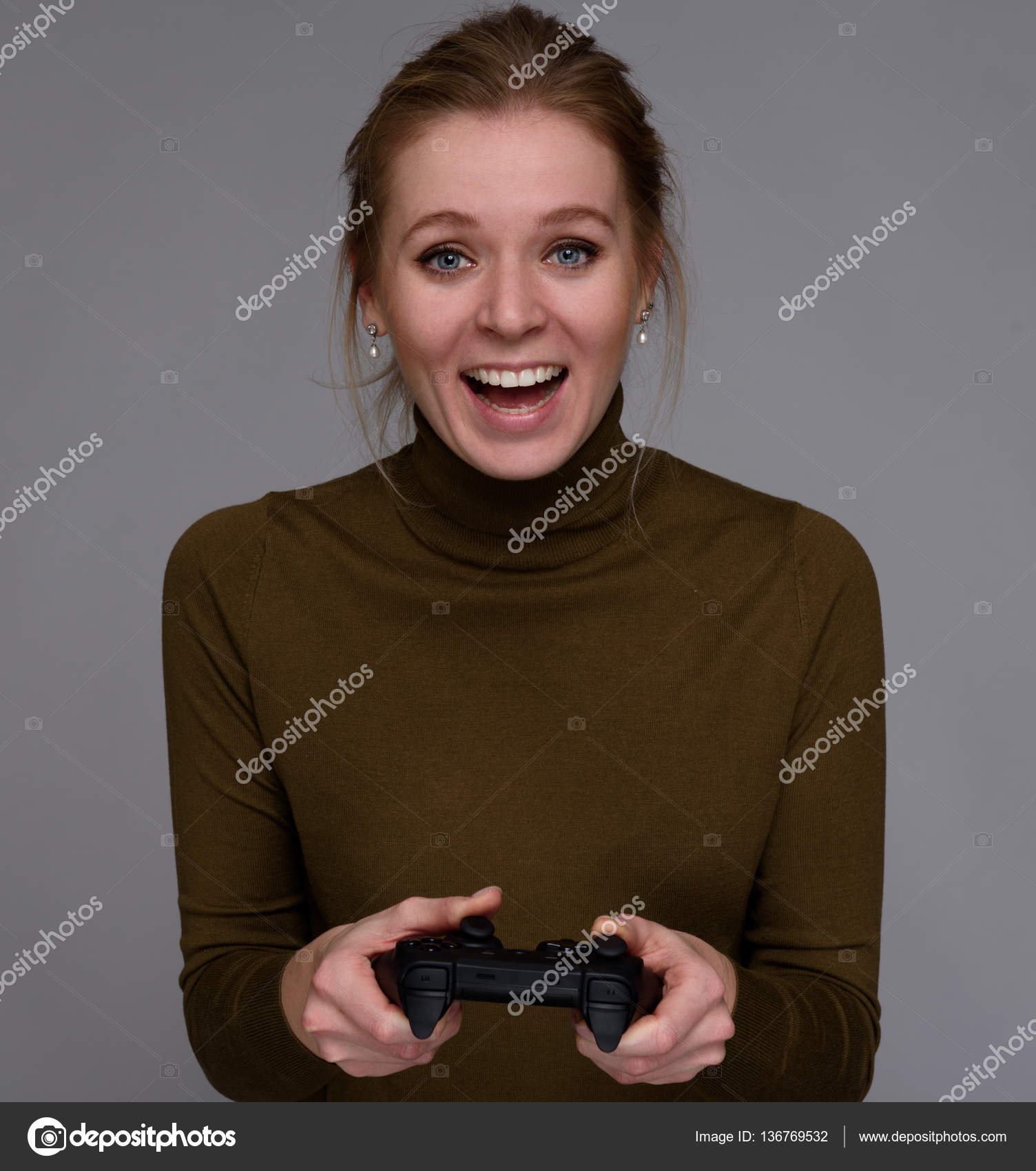 Uma Garota Com Um Gamepad Em Suas Mãos Joga Um Videogame
