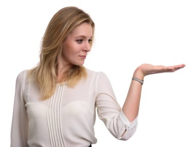 güzel kadın bir şey onun avuç içinde sunulması