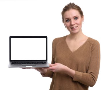 güzel kız somenhing dizüstü bilgisayarda sunmak