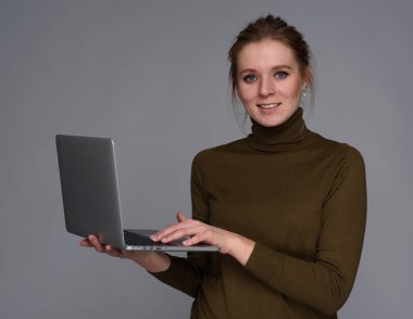 dizüstü bilgisayar kullanan kız öğrenci