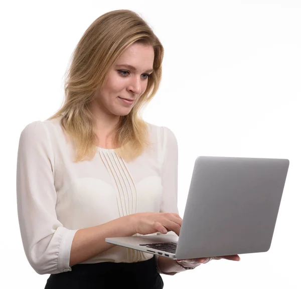 Menina bonita usando computador portátil — Fotografia de Stock