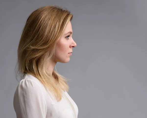 Perfil retrato de uma bela mulher loira — Fotografia de Stock