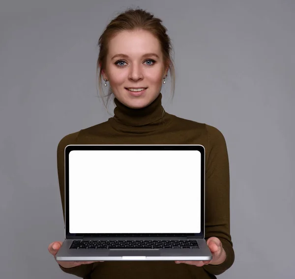 Симпатичная девушка показывает ноутбук с экраном — стоковое фото