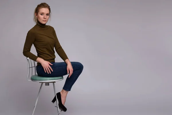 Vacker kvinna sitter på stol — Stockfoto