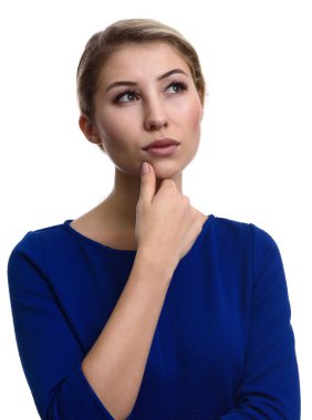 düşünme genç kadın yukarıya bakıyor. İzole