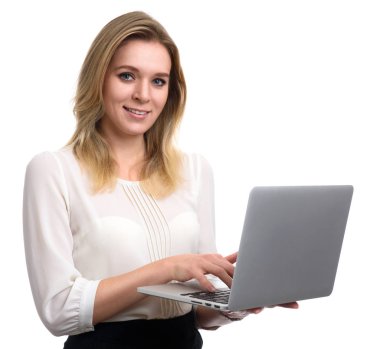 Dizüstü bilgisayar kullanan genç kadın. İzole