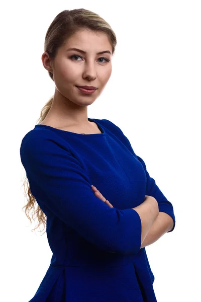 Jeune femme confiante debout avec les bras croisés — Photo