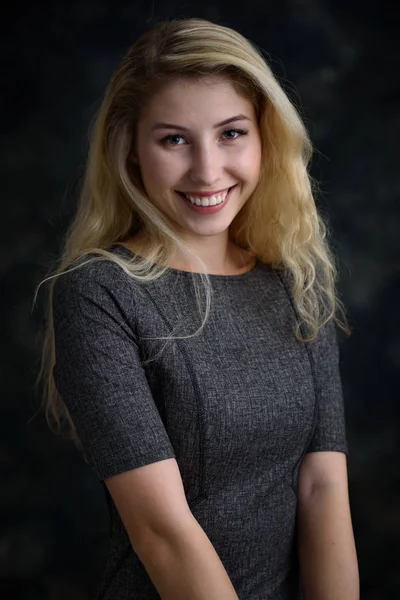 Toothy sonriendo hermosa chica retrato —  Fotos de Stock