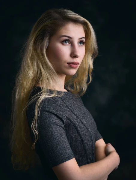 Portrait of beautiful young woman — Stock Photo, Image
