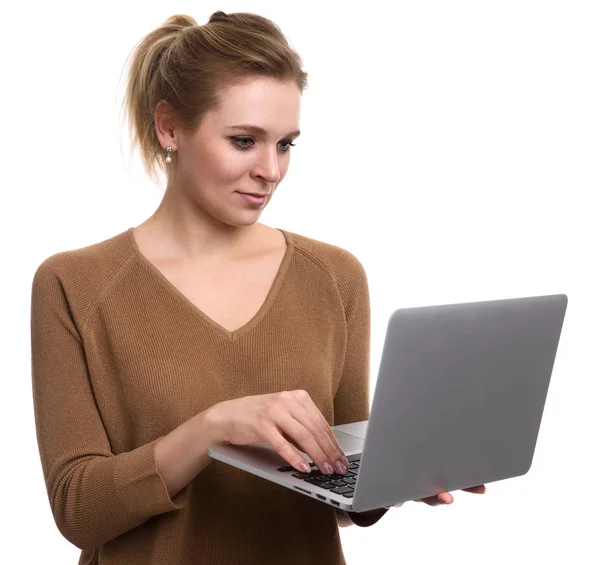 Dizüstü bilgisayar kullanan bir kadın