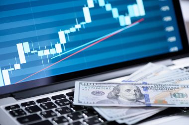 Borsa grafik üzerinde dizüstü bilgisayar monitörü