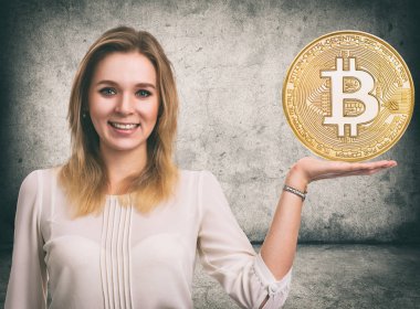 Altın Bitcoin sikke gösterilen kadın. Cryptocurrency
