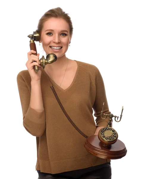 Glad vacker flicka pratar retro telefon — Stockfoto