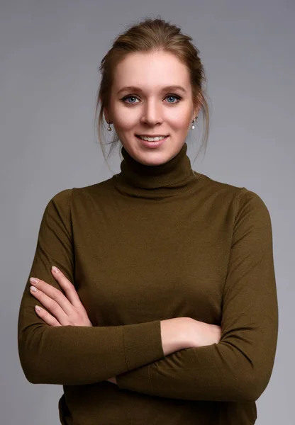 Portrait de joyeuse jeune femme souriante — Photo