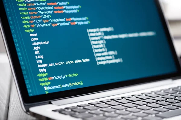 Código HTML en la pantalla del ordenador portátil . — Foto de Stock