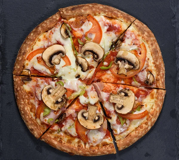 Italiensk pizza ovanifrån. — Stockfoto