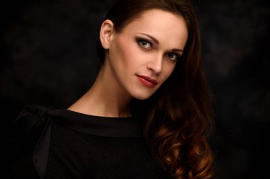 Uzun dalgalı saçlı güzel kız.