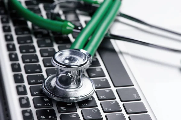 Stethoscope on laptop keyboard — Stock Photo, Image