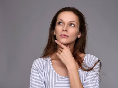 yukarıya bakıp düşünüyorum güzel kadın