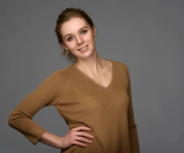 De lachende meisje schoonheid met natuurlijke make-up — Stockfoto