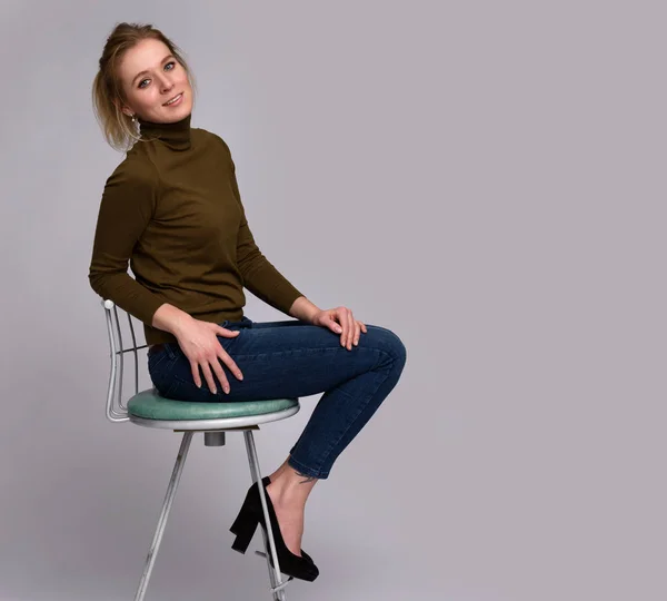 Vrouw zittend op een stoel — Stockfoto