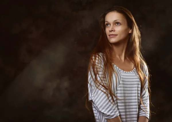 Menina morena com cabelo longo — Fotografia de Stock