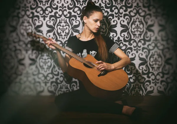 Θλιβερό το όμορφο κορίτσι με κιθάρα — Φωτογραφία Αρχείου