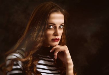 Bir sorun üzerinde düşünme ciddi üzgün kadın