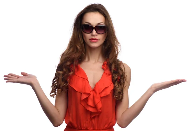 Elegáns fiatal nő, piros ruhában és napszemüveg — Stock Fotó