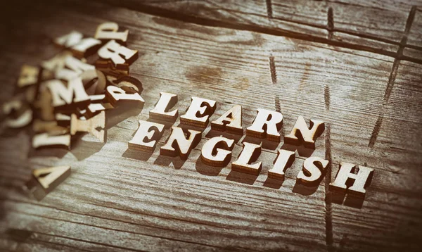Ordet lär dig engelska gjort med trä bokstäver — Stockfoto