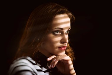 dalgın kadın penceresine bakarak