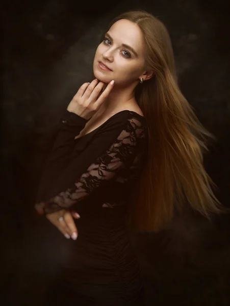 Güzellik uzun saçlı güzel kız — Stok fotoğraf