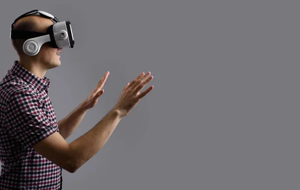 Man play computer game in VR headset — Stock Photo, Image