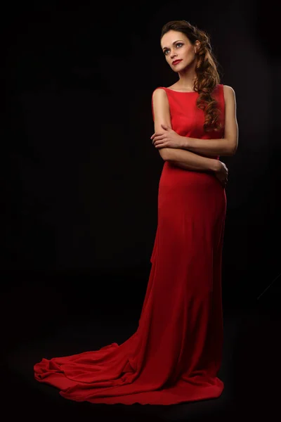 Красивая женщина в красном платье — стоковое фото