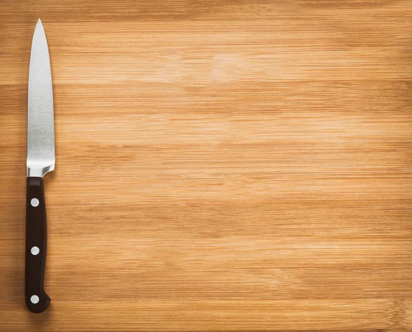 Кухонний ніж на дерев'яному фоні — стокове фото