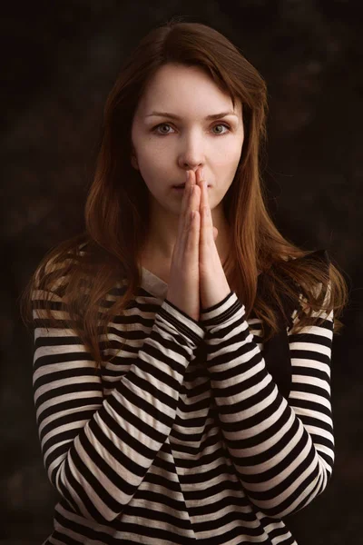 Hübsche Frau betet — Stockfoto