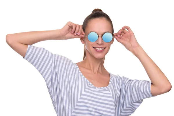 Jeune femme souriante portant des lunettes de soleil modernes — Photo