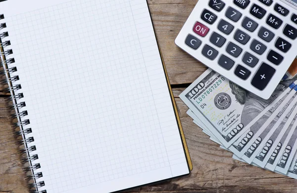 Bloco de notas em branco com dinheiro e calculadora — Fotografia de Stock