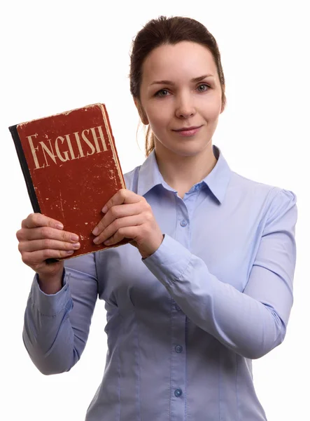 Женщина держит в руках учебник английского языка — стоковое фото