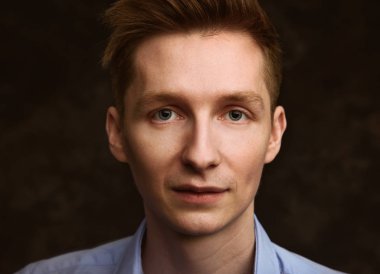 yakışıklı genç stüdyo portre