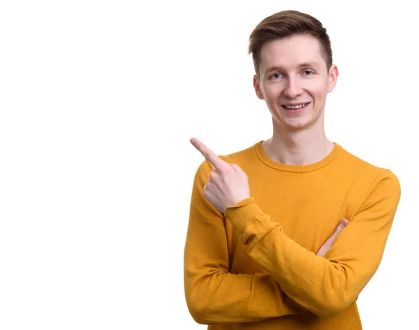 Homem sorridente casual apontando seu dedo para copiar espaço — Fotografia de Stock