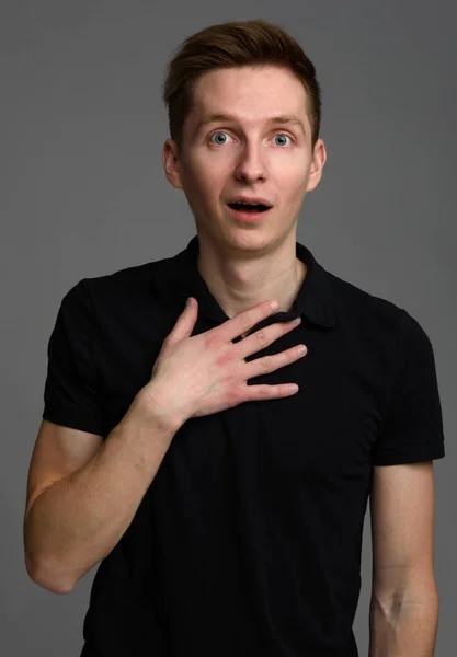 Surprised casual young man — Stock Photo, Image