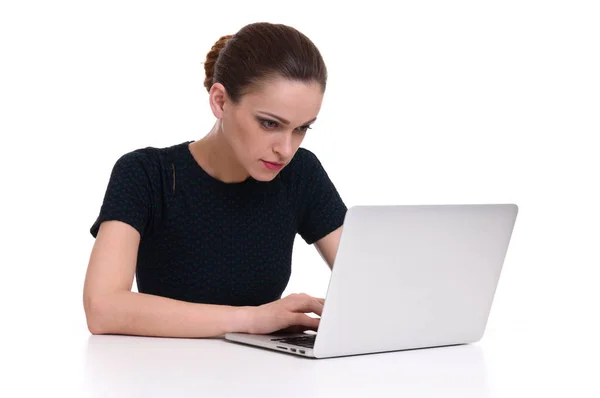 Женщина работает на своем ноутбуке за столом — стоковое фото