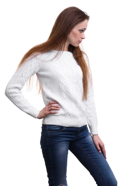 Trendiga ung kvinna som bär vit pullover — Stockfoto