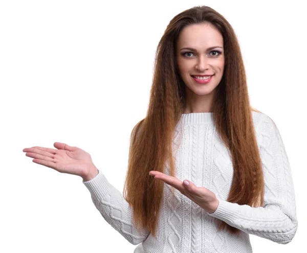 Chica bonita en suéter apuntando al espacio de copia. Aislado — Foto de Stock