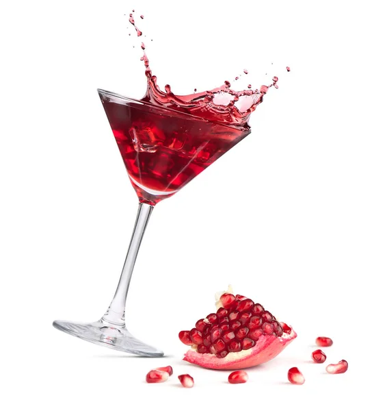 Granatäpple frukt och juice. Glas av cocktail med splash isol — Stockfoto