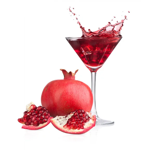 석류 열매와 주스입니다. 스플래시 isol 칵테일의 유리 — 스톡 사진