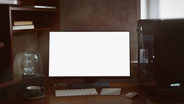 Asztali számítógép és a monitor üres, fehér képernyő — Stock Fotó