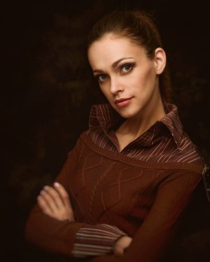 güzel bir kız portresi. Koyu arka plan