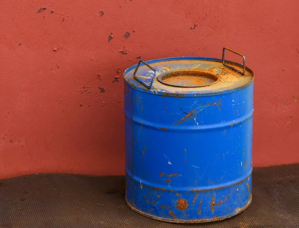Velho barril de metal sujo — Fotografia de Stock